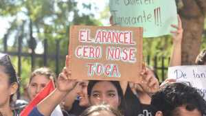 Estudiantes de la UNA llegan hasta el Congreso en defensa del Arancel Cero