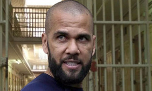 Bajo fianza de un millón de euros deja en libertad a Dani Alves tras audiencia de Barcelona