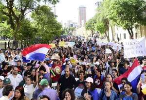 Multitudinaria marcha de universitarios en defensa de “Arancel cero” - Política - ABC Color