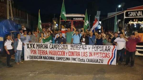 Unos 1.500 labriegos de la FNC del departamento de Caaguazú camino a Asunción - Nacionales - ABC Color