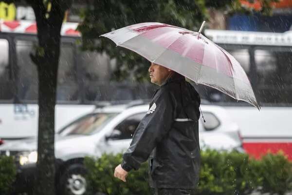 Alerta naranja en Argentina por tormenta: cancelación y demoras de vuelos e inundaciones - Mundo - ABC Color