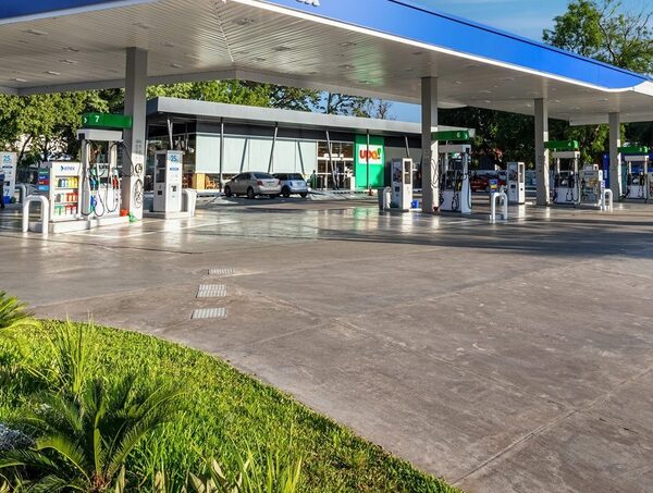 Apesa aplaude decreto que suspende la creación de nuevas estaciones de servicio · Radio Monumental 1080 AM
