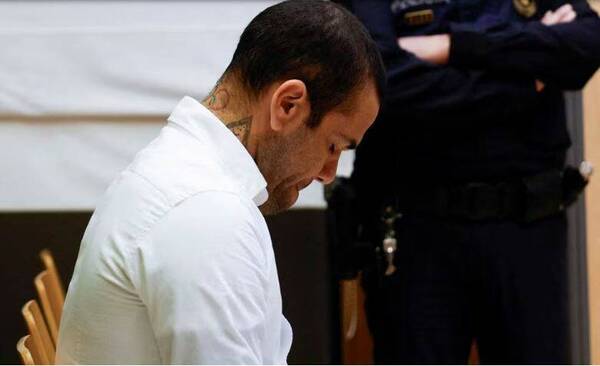 El expelotero Dani Alves consiguió su libertad condicional pagando fianza millonaria