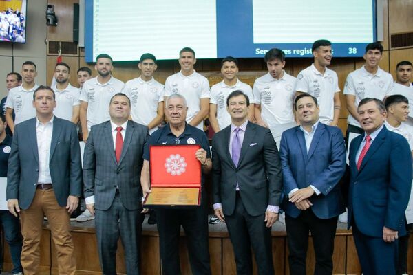Congreso paraguayo rindió homenaje a los campeones del preolímpico - .::Agencia IP::.