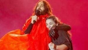 [VIDEO] ¡Ingueroviable! Fan pronosticó que se subiría al escenario a abrazar a Jared Leto