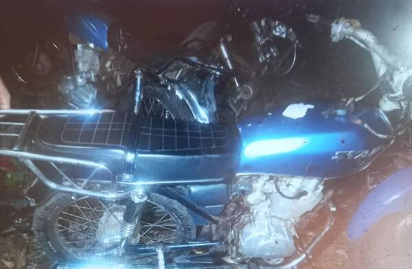 Motoca circulaba en banquina sin luz y chocó a dos peatones