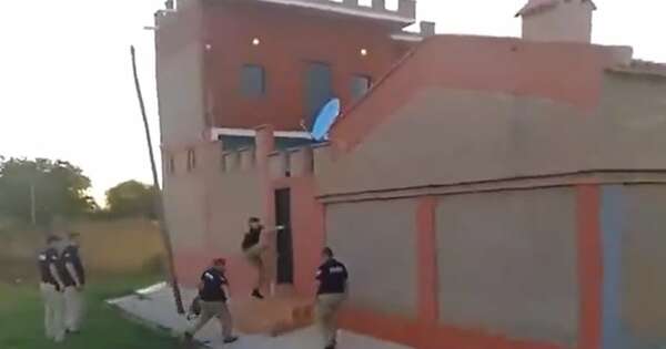 La Nación / Allanaron viviendas de juez involucrado en estafa de vehículos