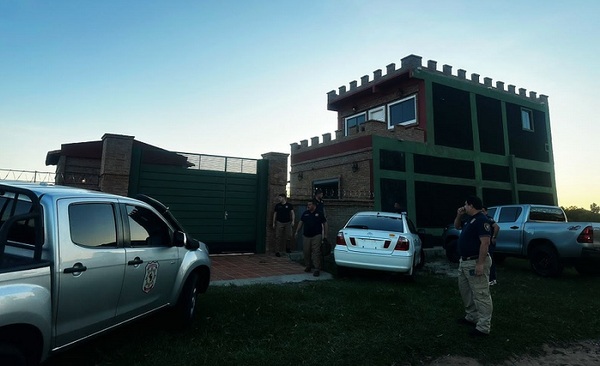 Allanan inmuebles del juez en caso de supuesta estafa masiva con playa de vehículos