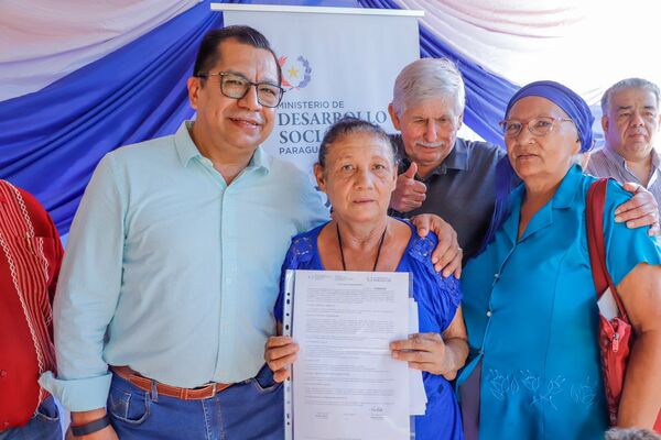 Familias de Limpio regularizan sus inmuebles después de 16 años - .::Agencia IP::.