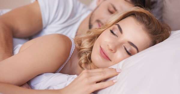 La Nación / ¿Qué significado tiene que tu pareja te dé la espalda al dormir?