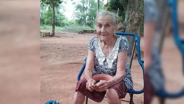 Caapucú: Abuela de 84 años hace dulces y aceite de coco