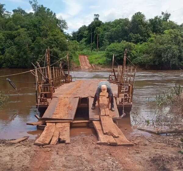 Declaran emergencia la construcción de puente para reemplazar una peligrosa balsa - ABC en el Este - ABC Color
