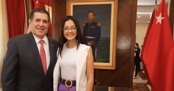 La expresidenta de la Juventud Liberal se pasa a las filas coloradas y se saca una foto con Cartes