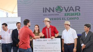 Santiago Peña apunta a modernizar el campo con tractor para el pequeño productor