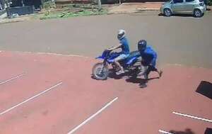 Video: Joven forcejeó con motoasaltante para evitar el robo de su cartera en Hohenau - Policiales - ABC Color