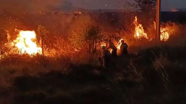 Video: peligroso incendio de pastizal están combatiendo los bomberos de Carapeguá - Nacionales - ABC Color