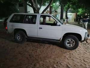 Recuperan camioneta robada y detienen a hombre con cuatro órdenes de captura    - Policiales - ABC Color