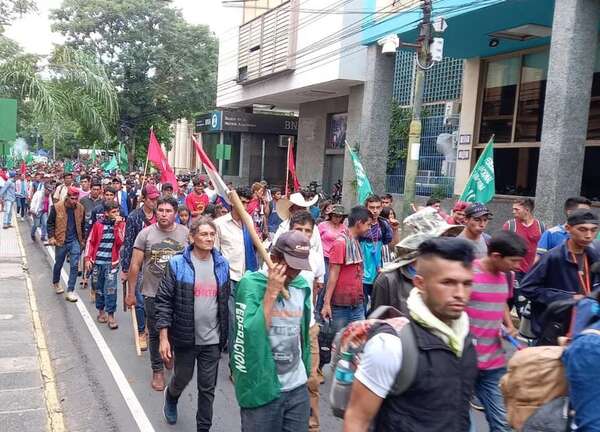 Campesinos marchan hoy preocupados por “retrocesos” en el proceso democrático - Política - ABC Color