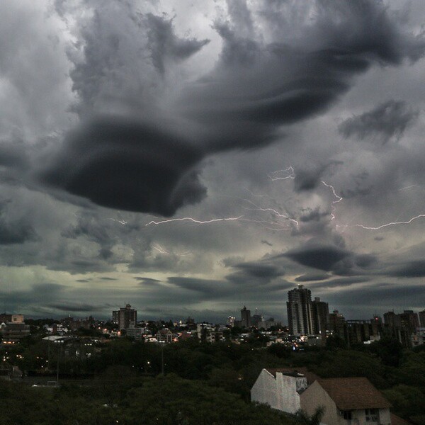 Lluvias, tormentas eléctricas y descenso gradual de temperatura para hoy - trece