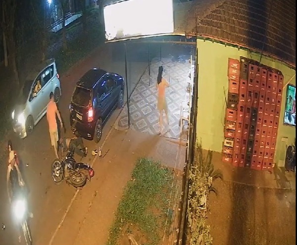 Motociclista choca contra vehículo estacionado
