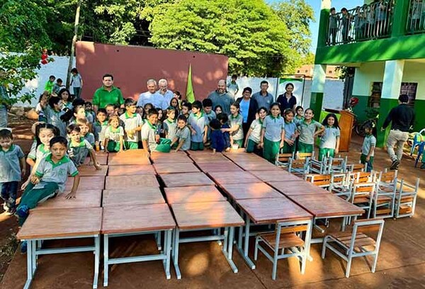 Comuna hernandariense entrega mobiliarios a instituciones educativas del municipio | DIARIO PRIMERA PLANA
