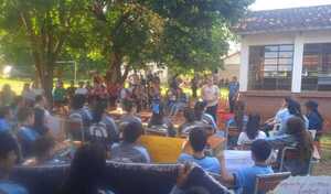 Estudiantes y padres de familia de un colegio de San José, en pie de guerra por ausencia de un docente por no asumir sus funciones - Noticiero Paraguay