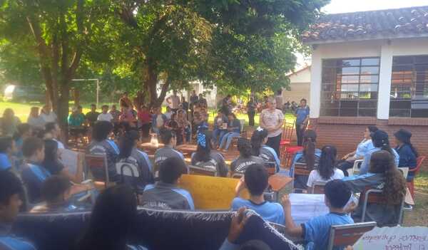 Estudiantes y padres de familia de un colegio de San José, en pie de guerra por ausencia de un docente por no asumir sus funciones - Noticiero Paraguay