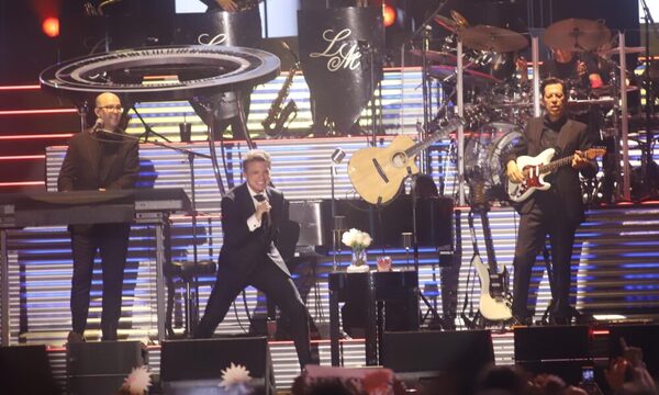 (GALERIA)Luis Miguel cantó y encantó en medio de apagones