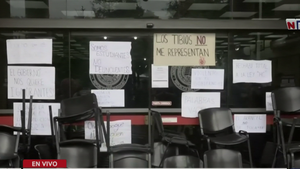 Arancel Cero: Estudiantes rechazan cambios y bloquean acceso al Rectorado de la UNA