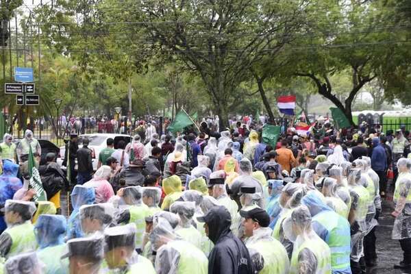 Marcha campesina, en su tramo final: movilizados ya se concentran en inmediaciones del Congreso - Nacionales - ABC Color