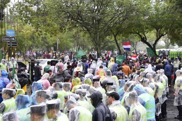 Marcha campesina, en su tramo final: movilizados ya se concentran en inmediaciones del Congreso - Nacionales - ABC Color