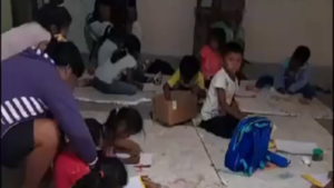 VILLA HAYES: NIÑOS DAN CLASE EN EL PISO