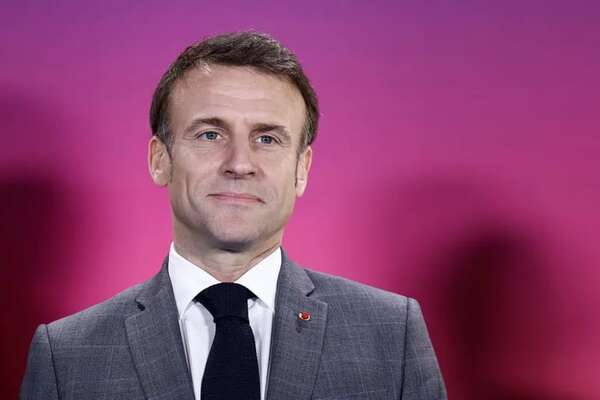 El presidente Macron genera revuelo con una foto inusual - Mundo - ABC Color