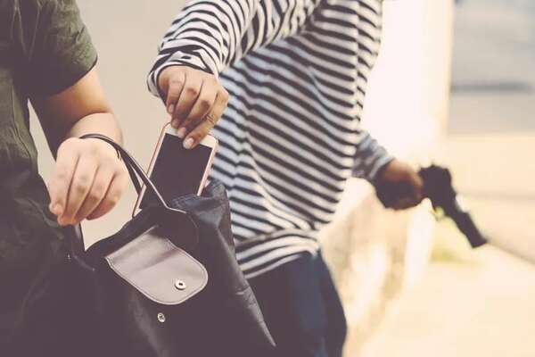 Hurto de celulares en conciertos: Te contamos qué buscan realmente los descuidistas cuando se llevan tu teléfono - Nacionales - ABC Color