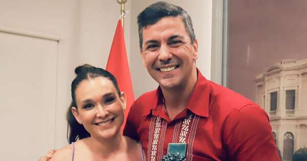 La Nación / Lali González recibió reconocimiento de la mano del presidente Santi Peña