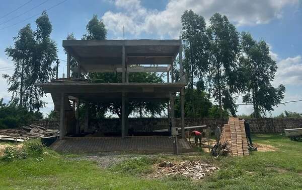 Construyen casas de dos pisos en plena reserva Banco San Miguel - Nacionales - ABC Color