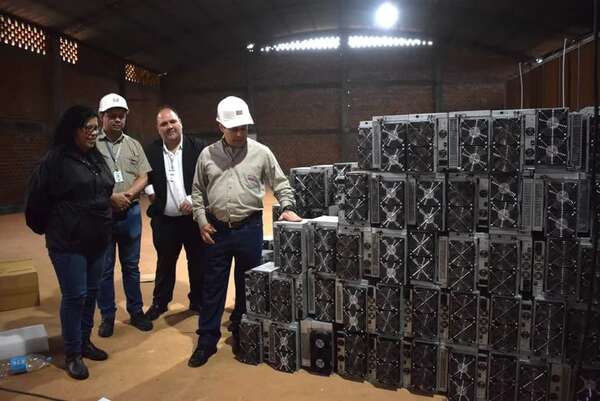 Desmantelan mega inversión de 812 máquinas de criptomina y trasladan a depósito de Ande - Nacionales - ABC Color