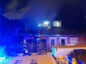 Incendio en San Lorenzo: vivienda sufre daños materiales y bomberos rescatan a un cachorro - Policiales - ABC Color