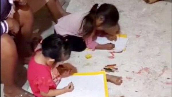 En una escuela indígena dan clases en el piso sobre isopor y trozos de cartón