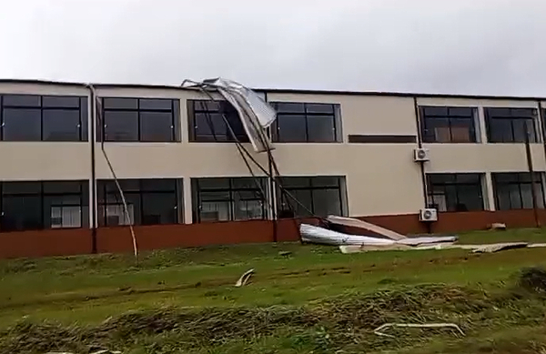 Tormenta destecha sede de la UNE en Santa Rita y deja un herido en Raúl Peña - La Clave