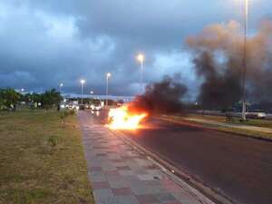 Un auto se incendió y ocasionó un gran susto en la Costanera - Policiales - ABC Color