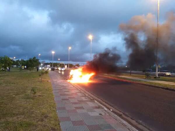 Un auto se incendió y ocasionó un gran susto en la Costanera - Policiales - ABC Color