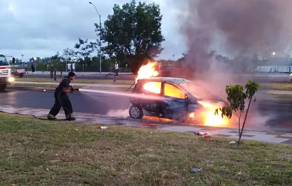 Un auto se incendió y ocasionó un gran susto en la Costanera - Noticiero Paraguay