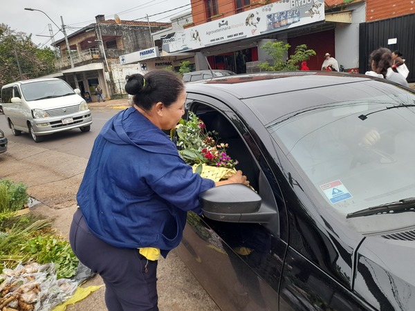 En vísperas del Domingo de Ramos, se aprecian los preparativos en Encarnación.