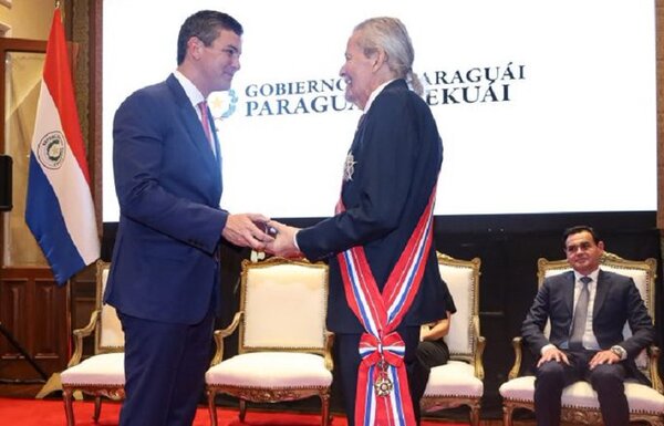 Santi condecoró a “Koki” Ruiz con la Orden Nacional del Mérito