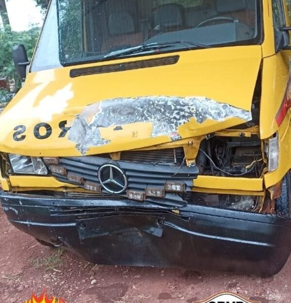 Ambulancia de bomberos queda fuera de servicio tras percance rutero