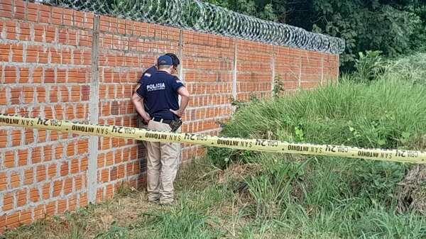 Encuentran un cadáver en un patio baldío de San Antonio - Policiales - ABC Color