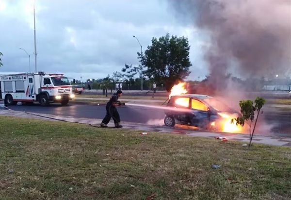 Vehículo consumido por las llamas en plena Costanera de Asunción