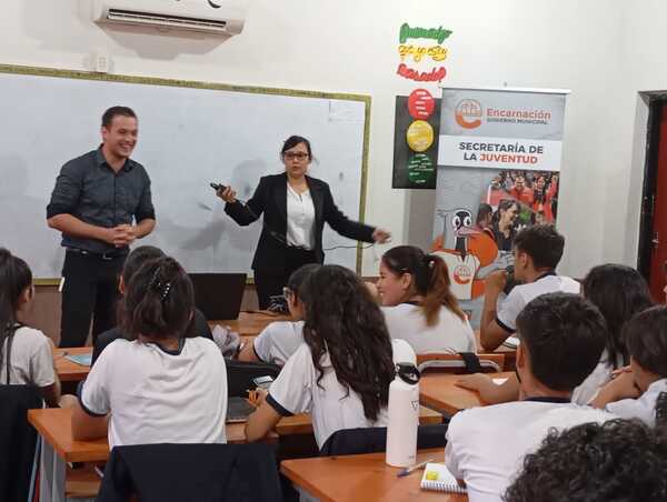 Estudiantes de tercero de la media están recibiendo charlas de capacitación