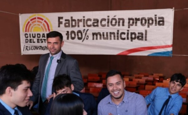 Municipalidad de CDE entrega lote de muebles al Colegio del Área 1